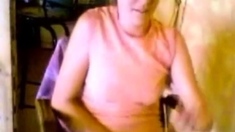 Sie macht es sich beim Chatten