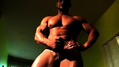 Str8 bodybuilder flexing nude