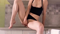 Teen beauty fingers herself to orgasm on webcam